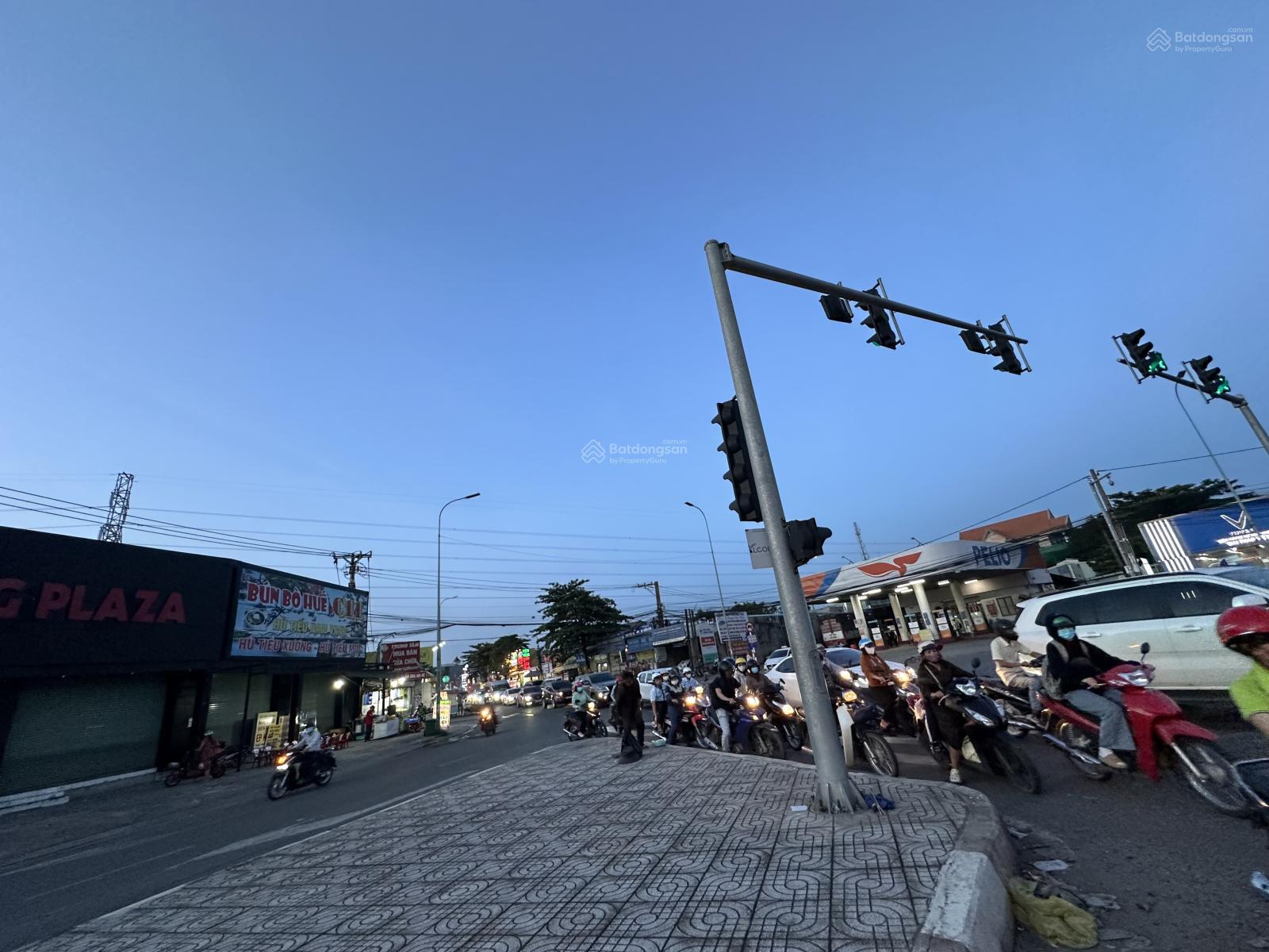 Cho thuê 30m nhà mặt tiền vòng xoay Cồng 11, 300m2