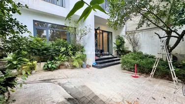 Nhà đẹp sân vườn đủ đồ cho thuê ở, làm công ty ở quận Tây Hồ, Hà Nội