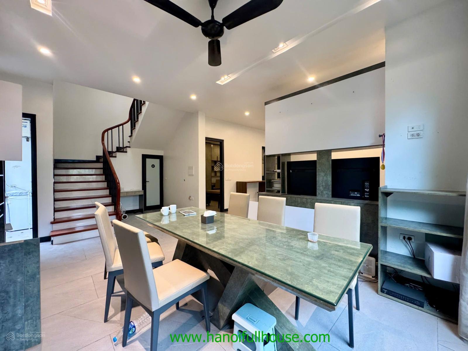 Nhà đẹp sân vườn đủ đồ cho thuê ở, làm công ty ở quận Tây Hồ, Hà Nội