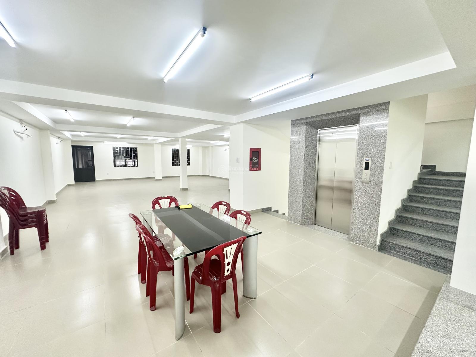 Cho thuê Toà nhà Thang máy mới 100% , 1 trệt 5 tầng 2 mặt tiền Trước sau Trung tâm Go Đồng Nai