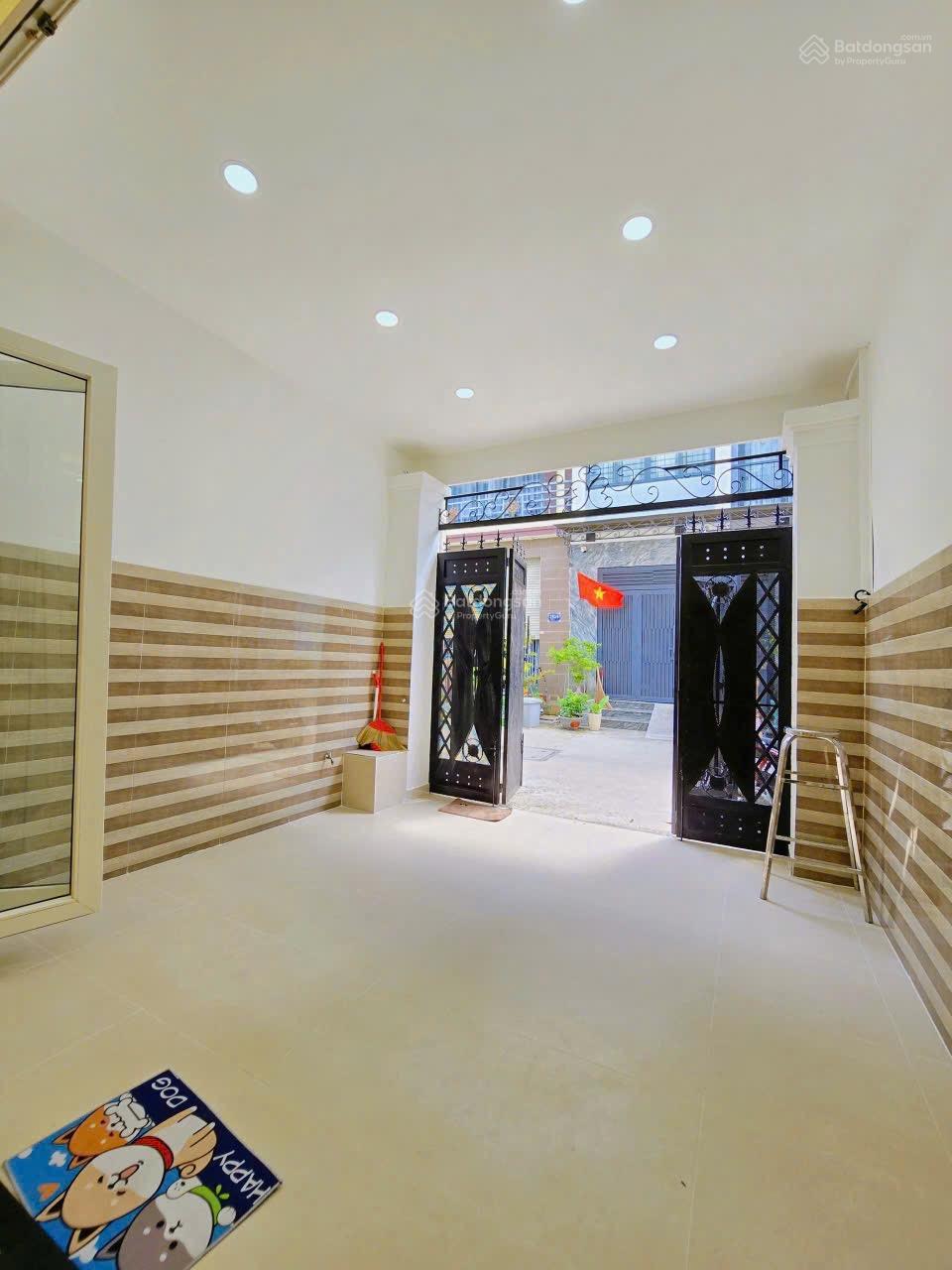 Nhà 3 lầu hẻm 8m full nội thất ngay uỷ ban phường - Gần ngã tư Ga. DT. 4m x 16m. Giá tốt