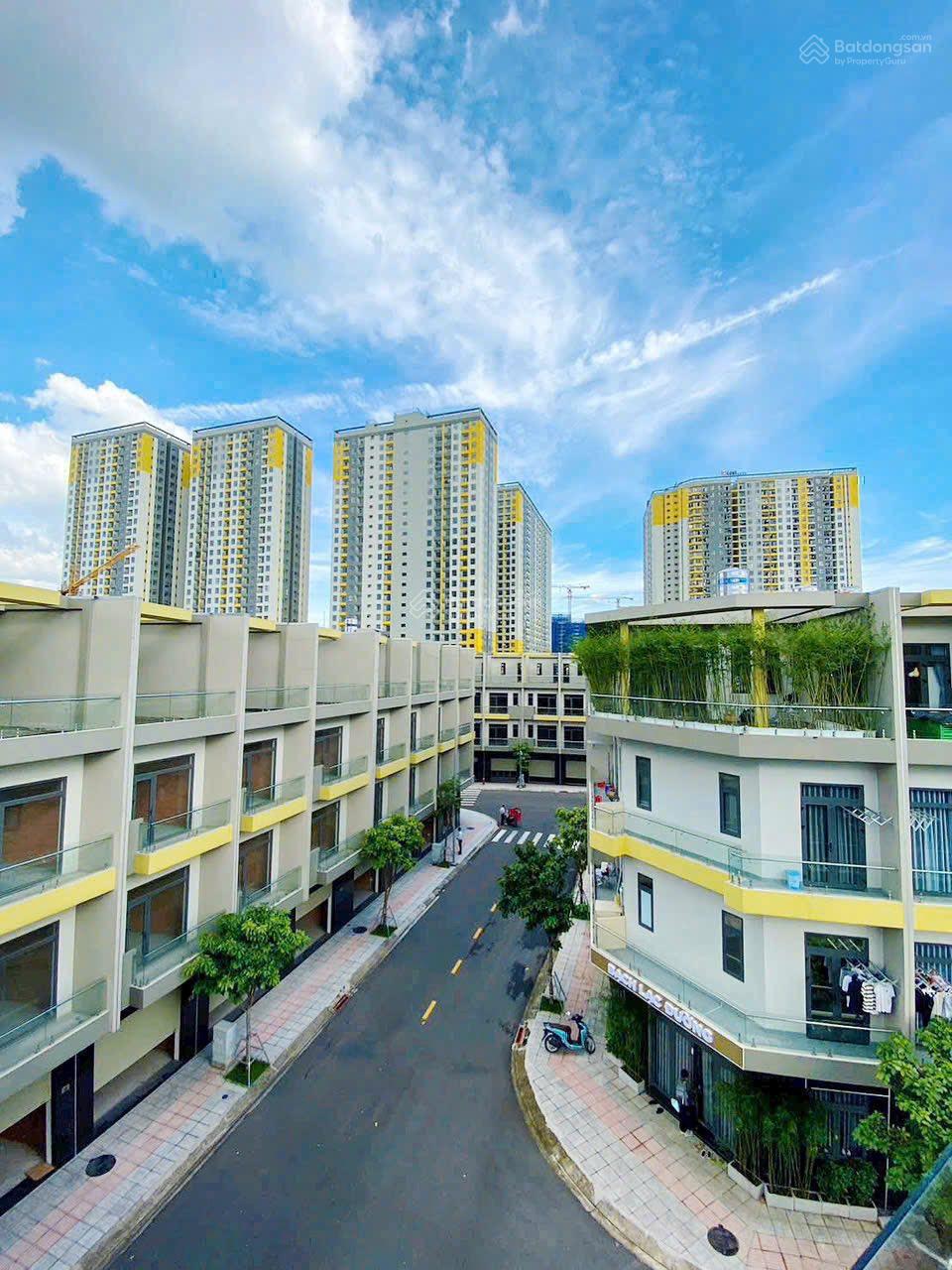 Nhà phố Bcons Uni Valley 4 tầng 84m2 = 10,5tỷ sổ sẵn, nhận nhà khai thác liền, cam kết giá tốt nhất Nhà phố Bcons Uni Valley 4 tầng 84m2 = 10,5tỷ sổ sẵn, nhận nhà khai thác liền, cam kết giá tốt nhất