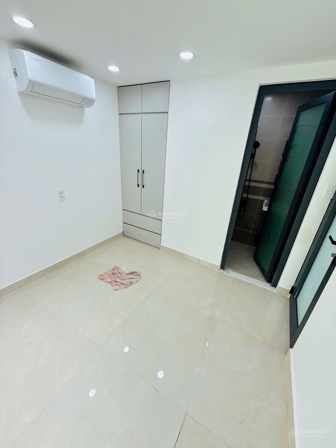 Bán nhà đẹp vào ở ngay trên đường Bến Vân Đồn Bán nhà đẹp vào ở ngay trên đường Bến Vân Đồn
