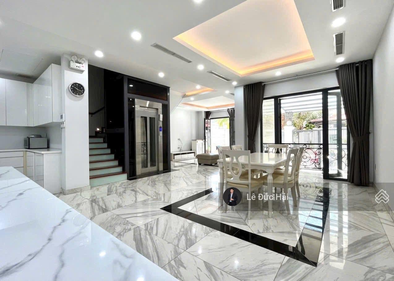 Cho thuê biệt thự rộng có thang máy trung tâm quận 7 trong KĐT PMH - giá thuê 77tr/th