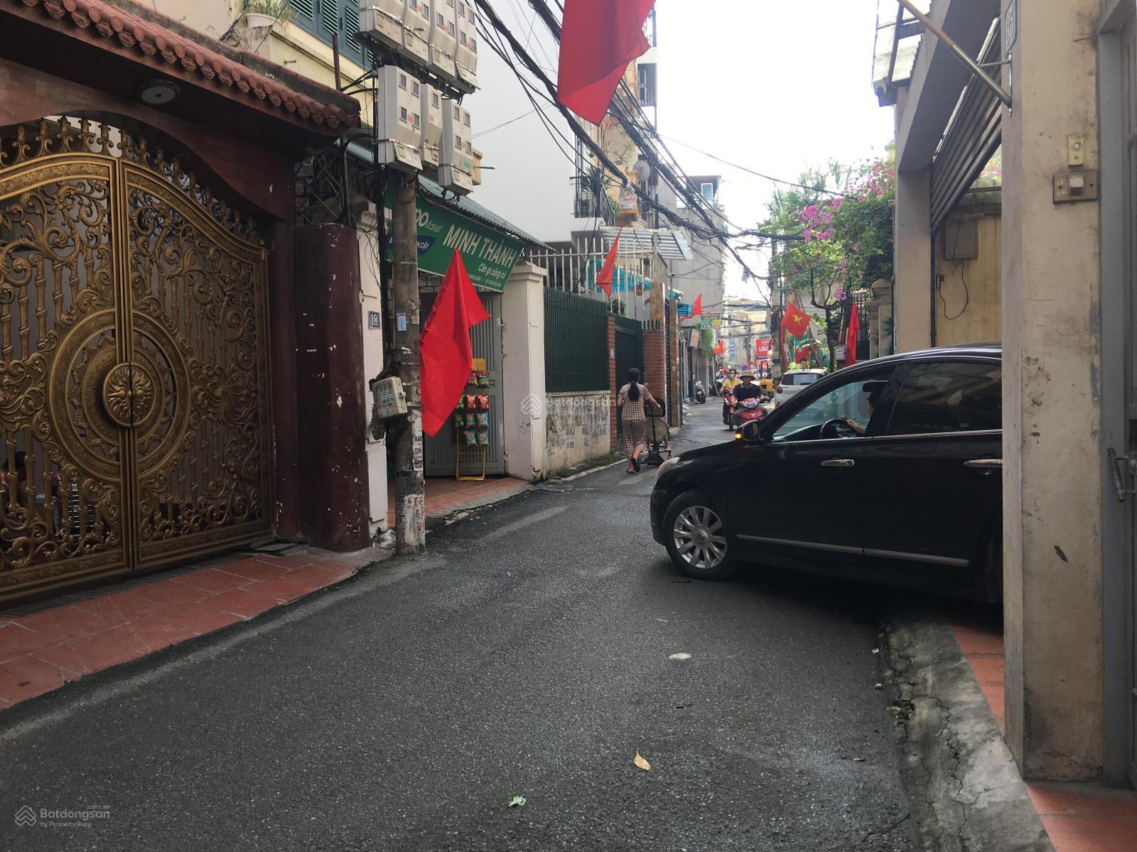 Bán nhà ngõ 89 Lạc Long Quân- đường rộng ô tô đỗ cửa.