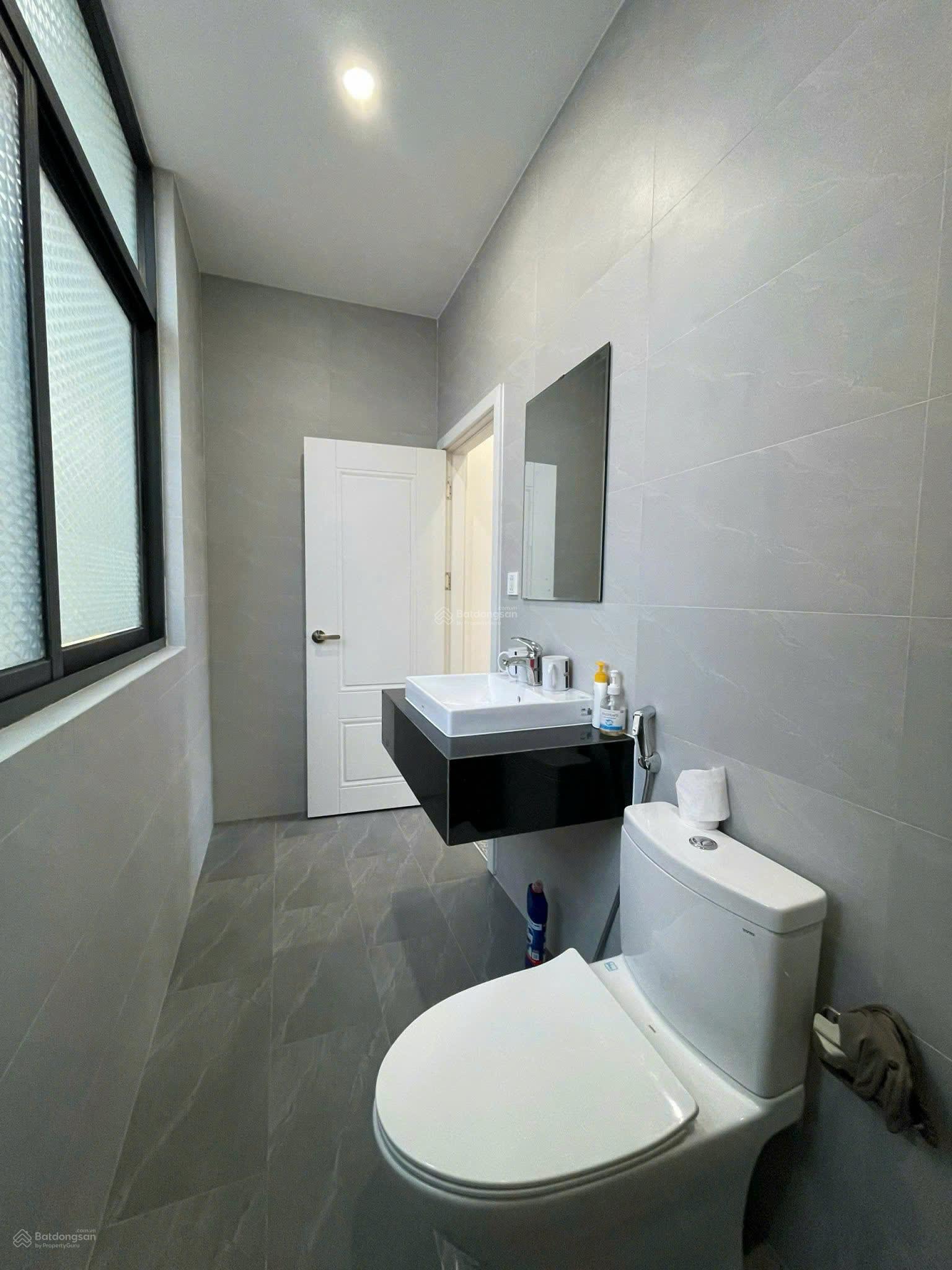 Cho thuê Nhà Phố Nguyên Căn Có Bếp, Máy Lạnh, Ngăn Phòng, Thang Máy. Giá Tốt