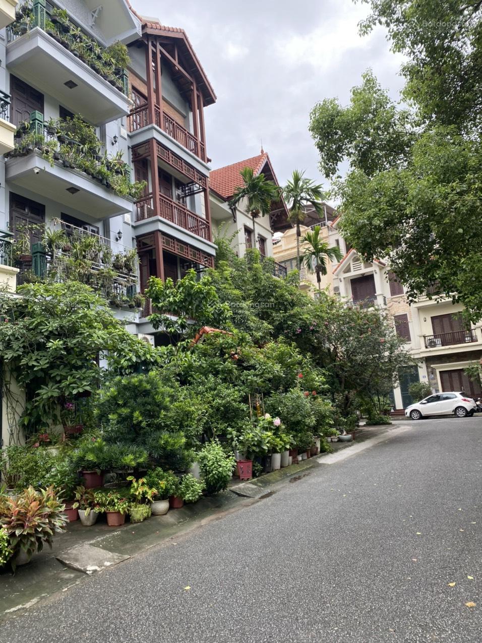 Chính chủ cần bán BT làng quốc tế Thăng Long Cầu Giấy DT 200m2 xây 5 tầng đường 20m giá 99 tỷ Chính chủ cần bán BT làng quốc tế Thăng Long Cầu Giấy DT 200m2 xây 5 tầng đường 20m giá 99 tỷ