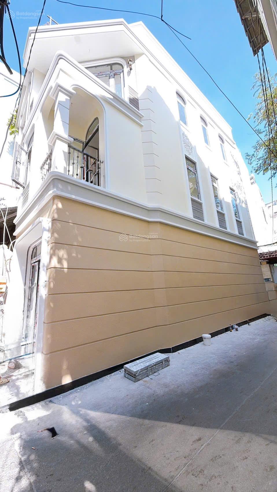 Bán nhà đẹp 3 tầng khu dân cư. Xe hơi đỗ cửa. Tiện kinh doanh như spa...