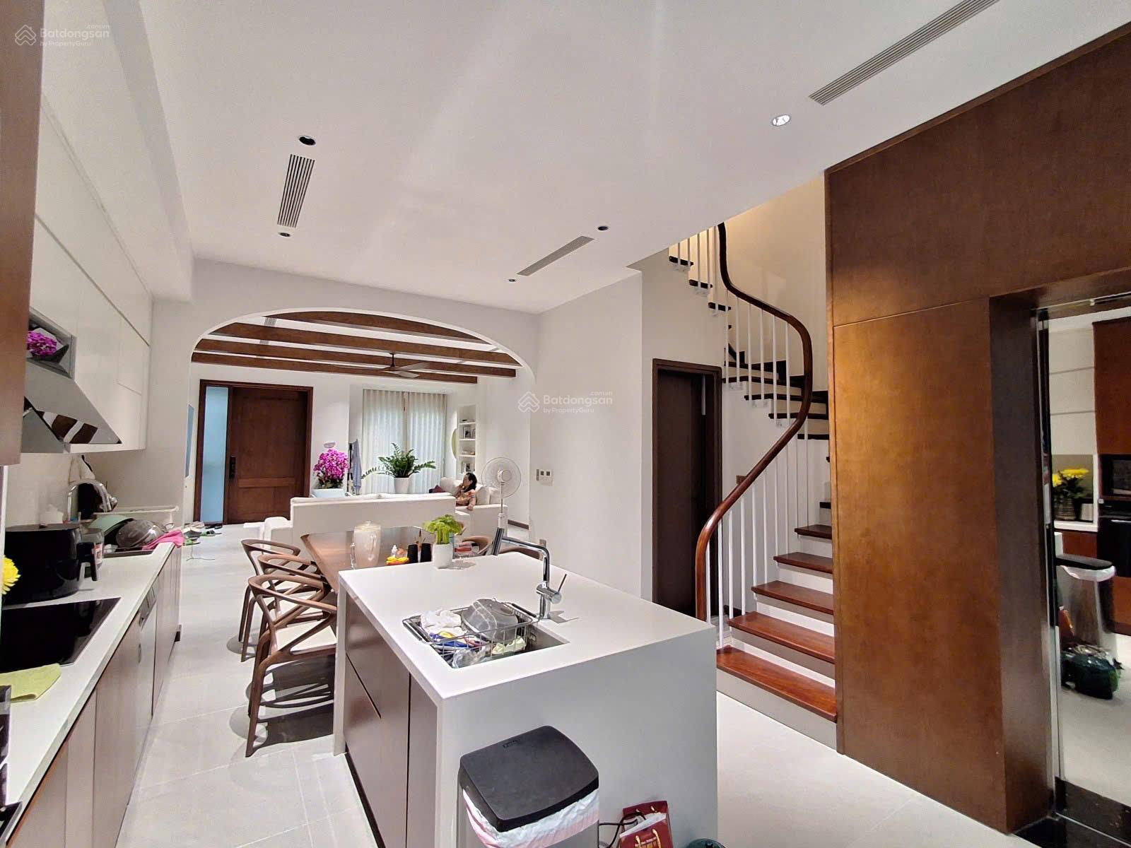 Bán siêu phẩm biệt thự Việt Hưng, Long Biên. DT 120m2, 5 tầng, MT 6.5m, thang máy, 2 thoáng, vỉa hè