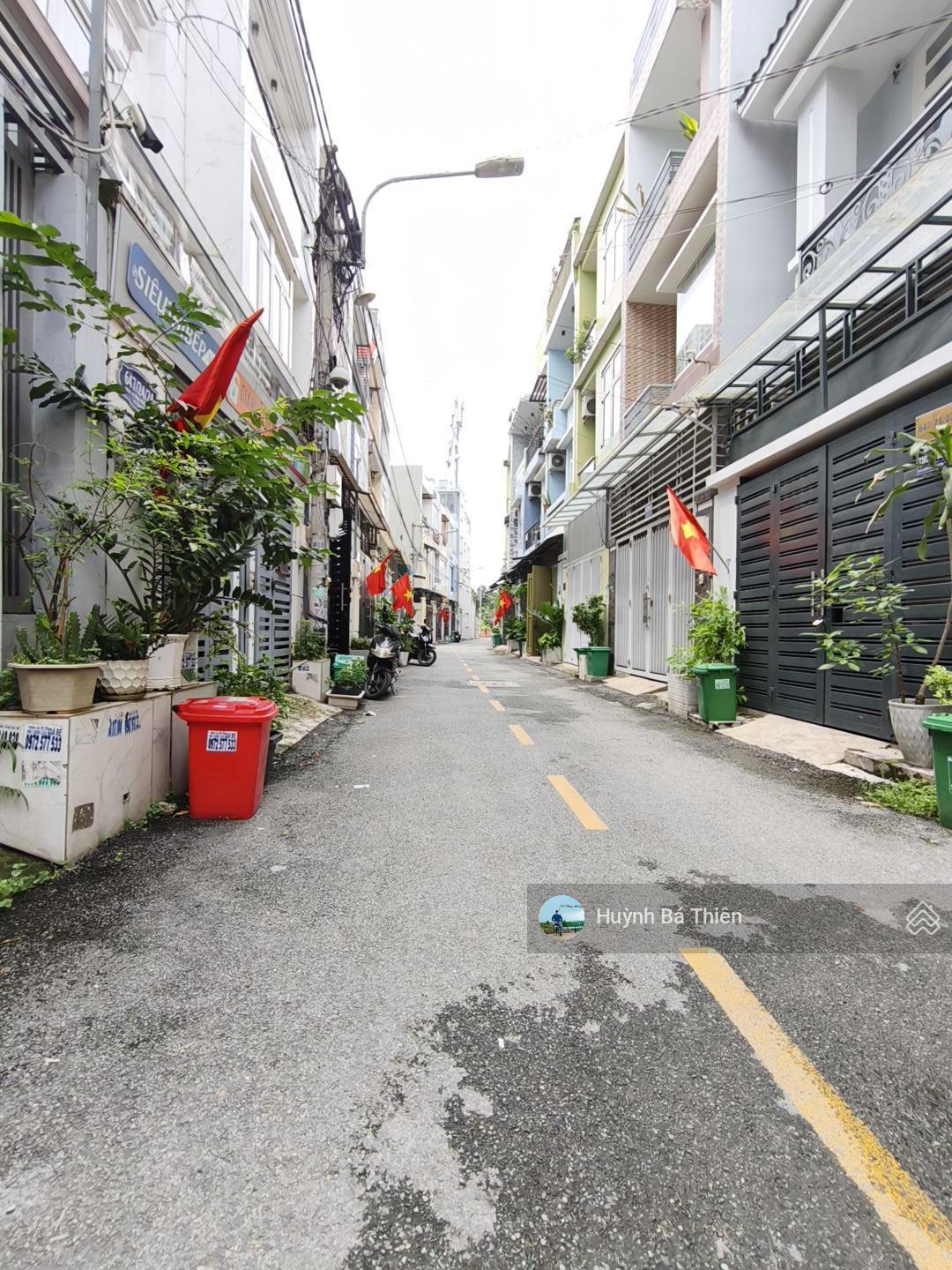 Nhà 1 trệt 2 lầu cách QL13 chỉ 300m kế KĐT Vạn Phúc. Tổng DT sử dụng 150m2 đường oto giá chỉ 6,8 tỷ Nhà 1 trệt 2 lầu cách QL13 chỉ 300m kế KĐT Vạn Phúc. Tổng DT sử dụng 150m2 đường oto giá chỉ 6,8 tỷ