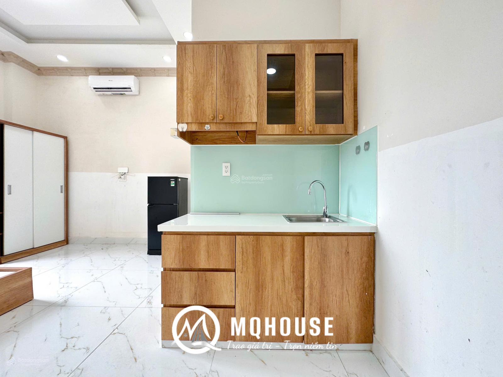 Phòng có gác, ban công, cửa sổ trời, full nội thất, 30m2, Vạn Hạnh Mall, cầu vượt 3/2, Hulfit, UEH