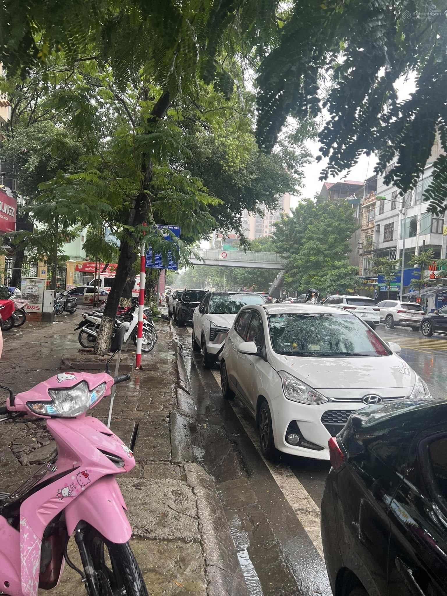 Rất rẻ! Măt phố Trần Quốc Hoàn 75m2, 5 tầng, vỉa hè, văn phòng, spa, nhà hàng, cho thuê