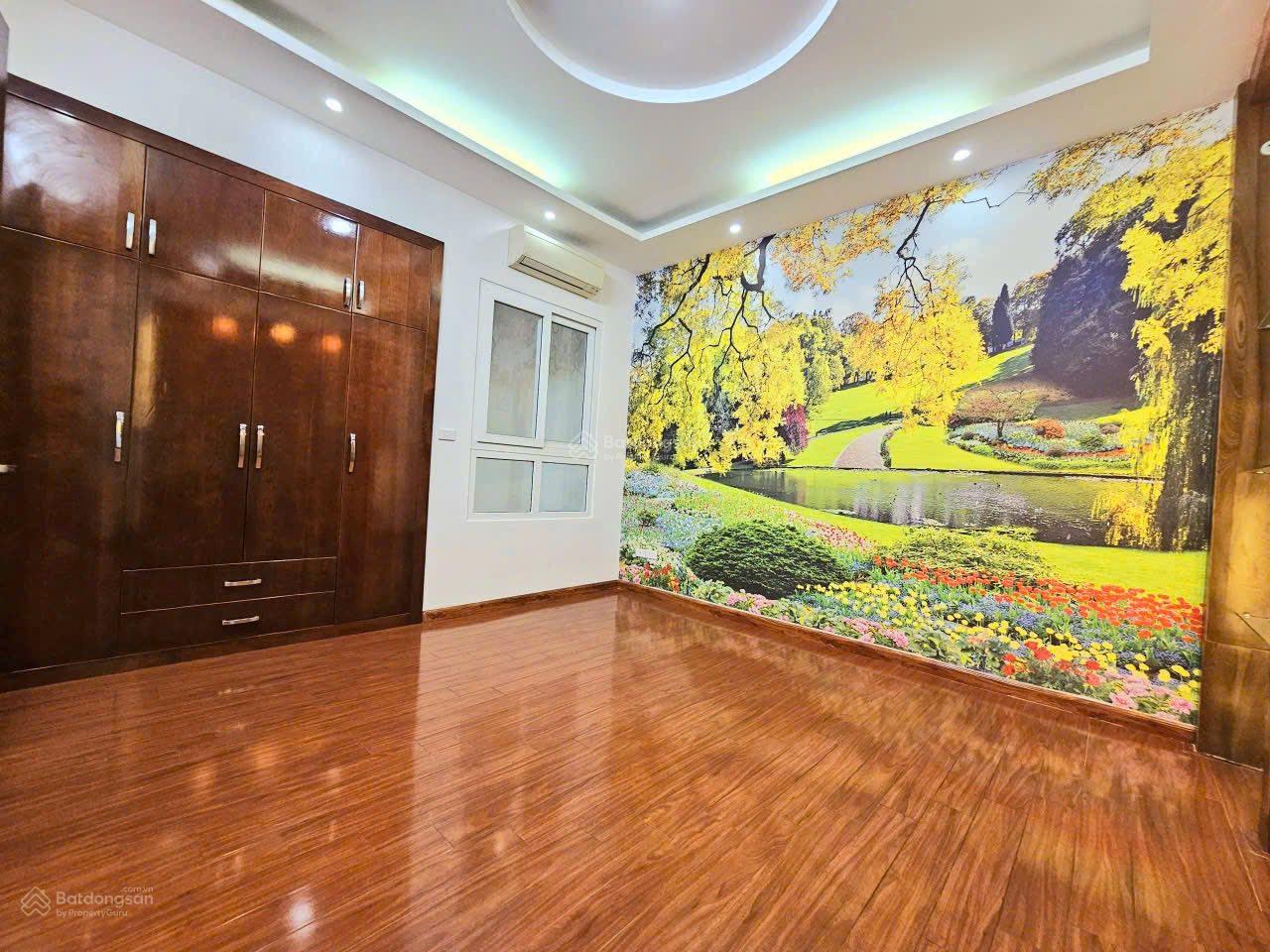 Rất rẻ! Măt phố Trần Quốc Hoàn 75m2, 5 tầng, vỉa hè, văn phòng, spa, nhà hàng, cho thuê