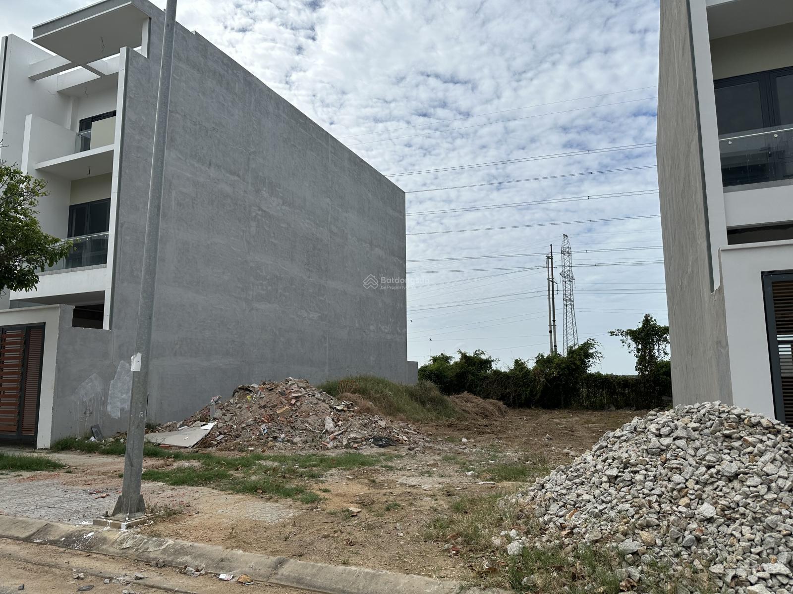 Bán gấp lô đất 141m2 Bà Rịa City Gate, ngay trung tâm Bà Rịa giá 2.150 tỷ. LH Phạm Yến 0775 707 ***