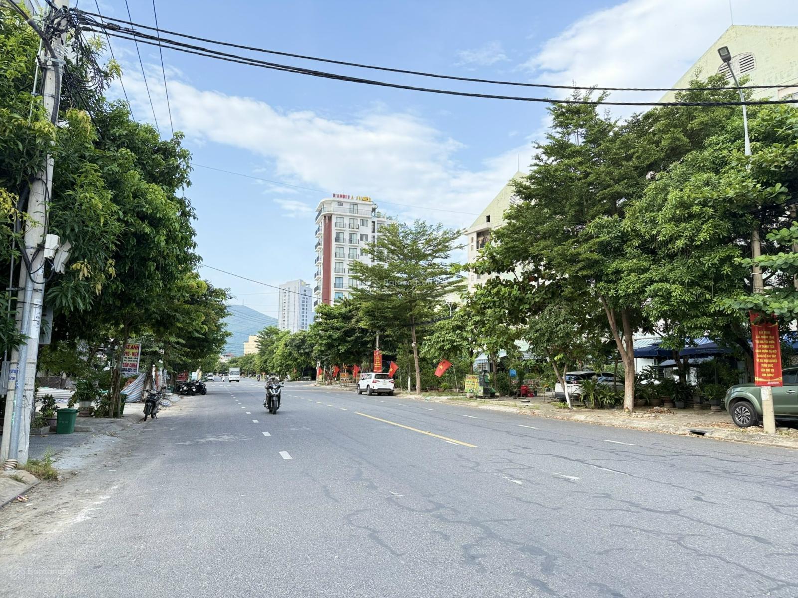 Bán lô góc 2 mặt tiền vị trí đẹp nhất khu Hà Kỳ Ngộ, cách biển chỉ vài bước chân.