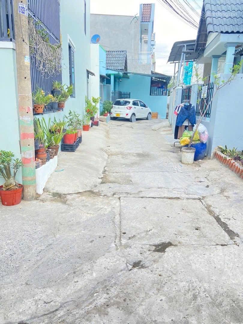 NHÀ 1 LỬNG GẦN CHỢ HƯNG LONG DỌN VÀO Ở NGAY. DT: 4x12.5 (50m).