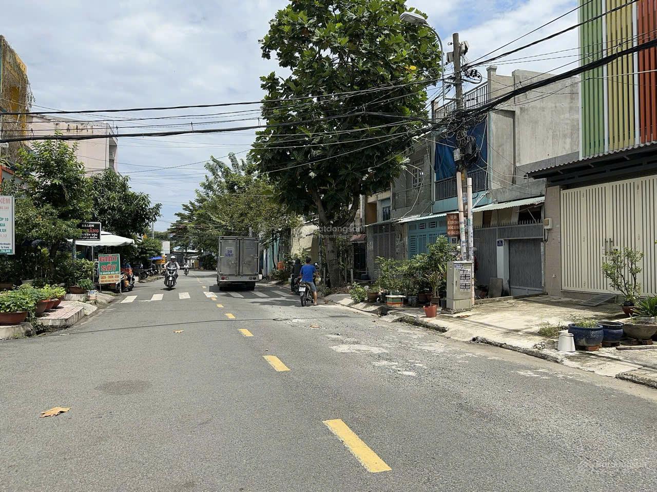 Bán nhà mặt tiền Nguyễn Hữu Dật, DT 4mx15m, 2 tầng, nhà mới ở liền, Gần ĐH Công Thương TP HCM