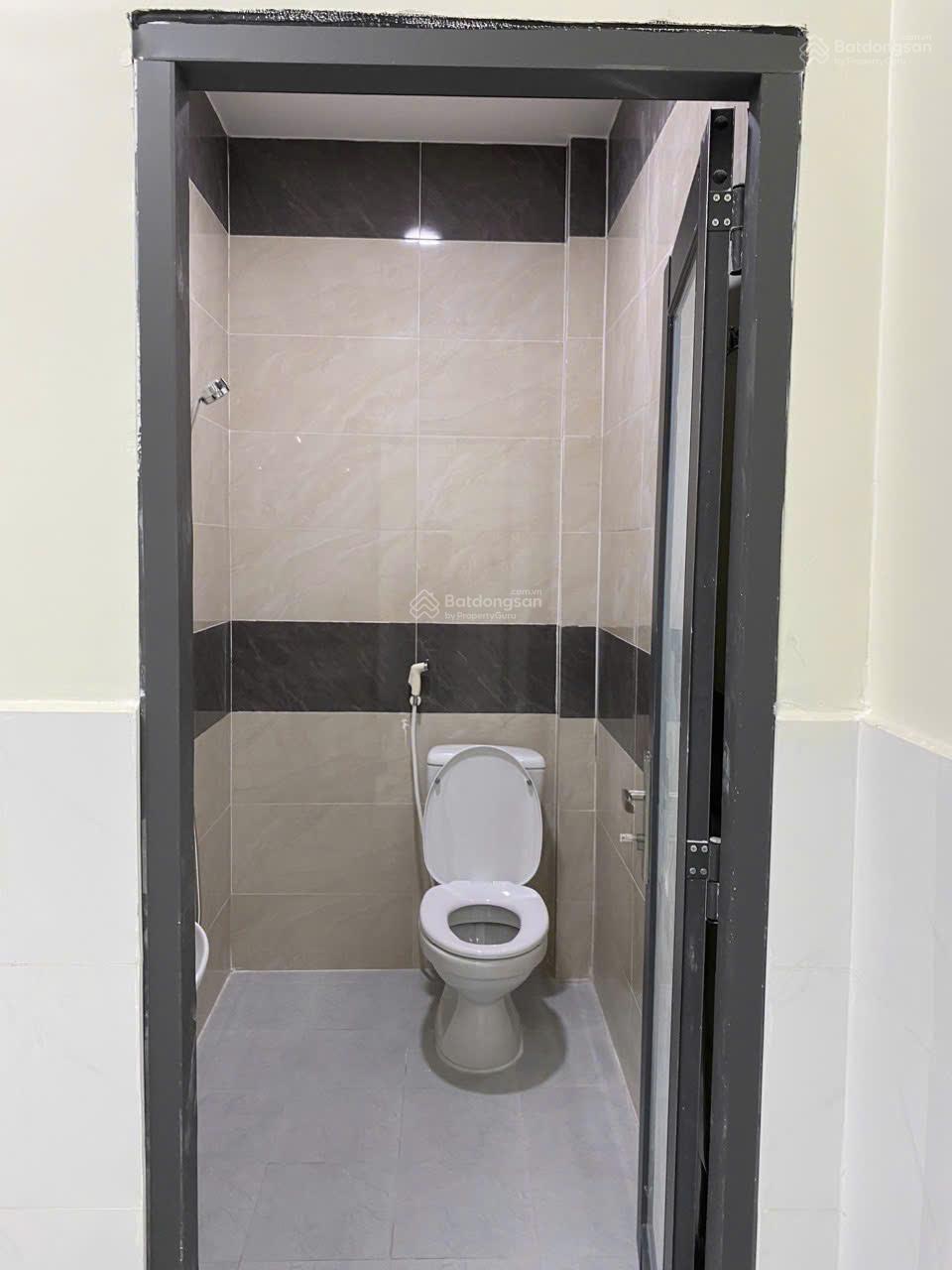 Bán nhà mặt tiền Nguyễn Hữu Dật, DT 4mx15m, 2 tầng, nhà mới ở liền, Gần ĐH Công Thương TP HCM