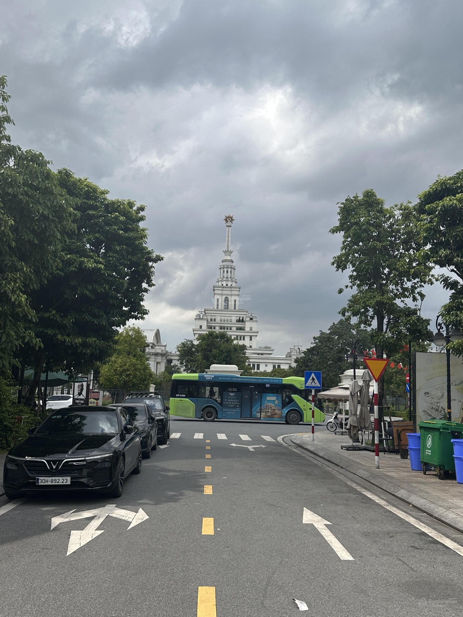 Cực hiếm! BT San Hô 150 m2, hoàn thiện, thang máy, gần hồ, giá tốt 36 tỷ!