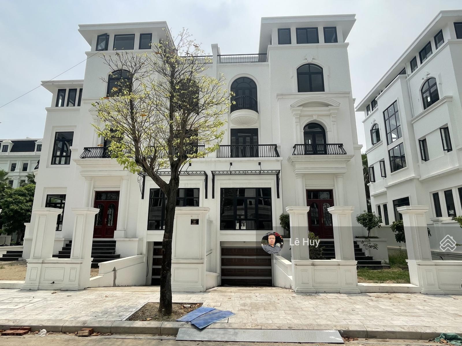 VIP Bán căn Biệt thự rộng gần 300m2, hướng Đông, 4 tầng nổi và 1 tầng hầm. LH: 0987 765 ***