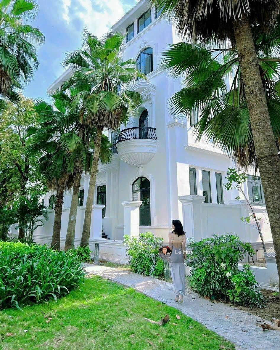 VIP Bán căn Biệt thự rộng gần 300m2, hướng Đông, 4 tầng nổi và 1 tầng hầm. LH: 0987 765 ***