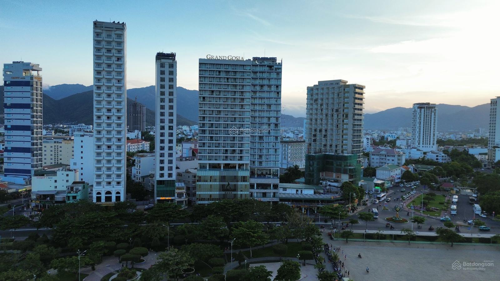 Cần bán nhà mặt tiền đường Trần Quang Khải, hiện đang cho thuê 25 triệu/tháng, cách biển 500 mét