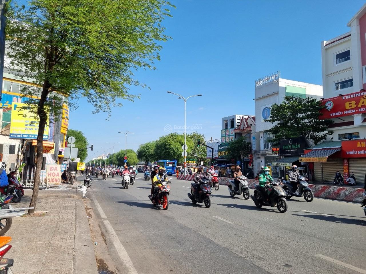 Giảm 2 tỷ! Bán nhà mặt tiền Lê Trọng Tấn ngay Đại Học Công Thương, DT: 8x20, 2 lầu, giá 32,5 tỷ TL! Giảm 2 tỷ! Bán nhà mặt tiền Lê Trọng Tấn ngay Đại Học Công Thương, DT: 8x20, 2 lầu, giá 32,5 tỷ TL!