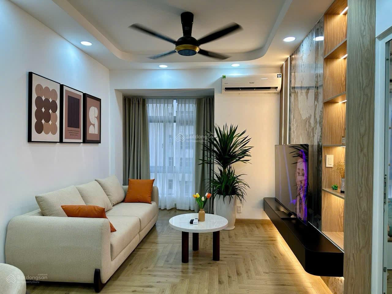 Cho thuê CHCC Sky garden 1. ĐT 81m2,2pn_2wc. Giá 25 triệu. Lh E Mạnh. 0909 297 ***.