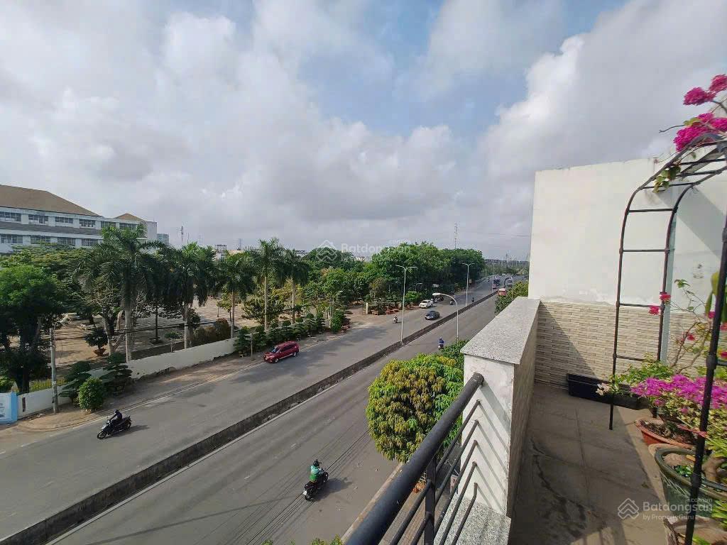 Bán nhà phố 5 *20 =100m2 mặt tiền đường Liên Phường sắp thông xe 8/11 sát bên Global city