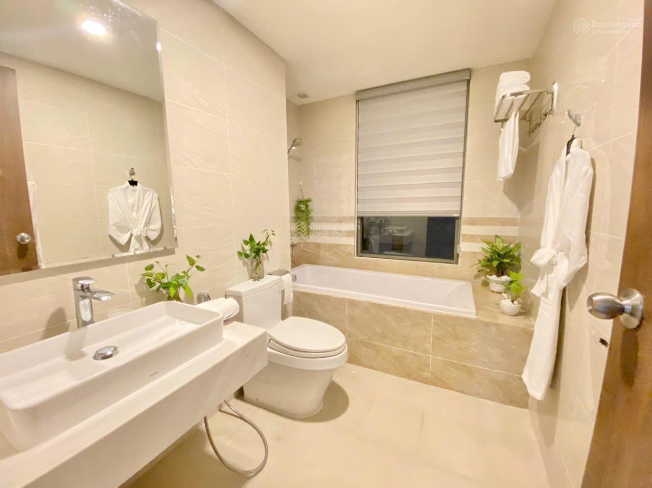 Hot! Mình cần bán gấp CHCC VaLeo - Tân Phú. DT: 100m2, 3PN, 2WC. Giá: 5 tỷ. LH: 0779 072 ***