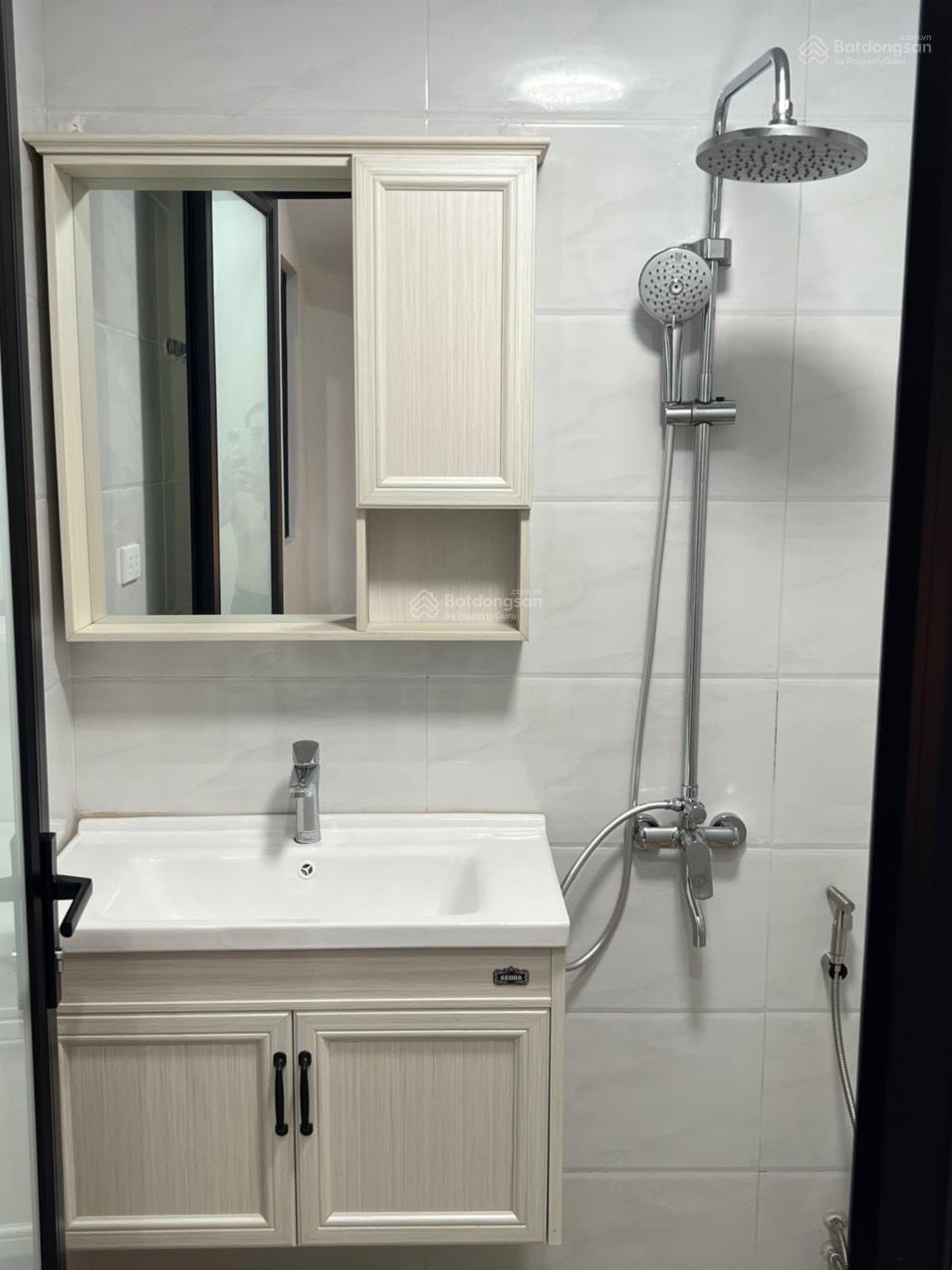 Bán căn hộ tòa nhà N4 Lê Văn Lương, 55 m2, 2 PN, 2 Phụ, nội thất đẹp, ở luôn, giá 5,5 tỷ