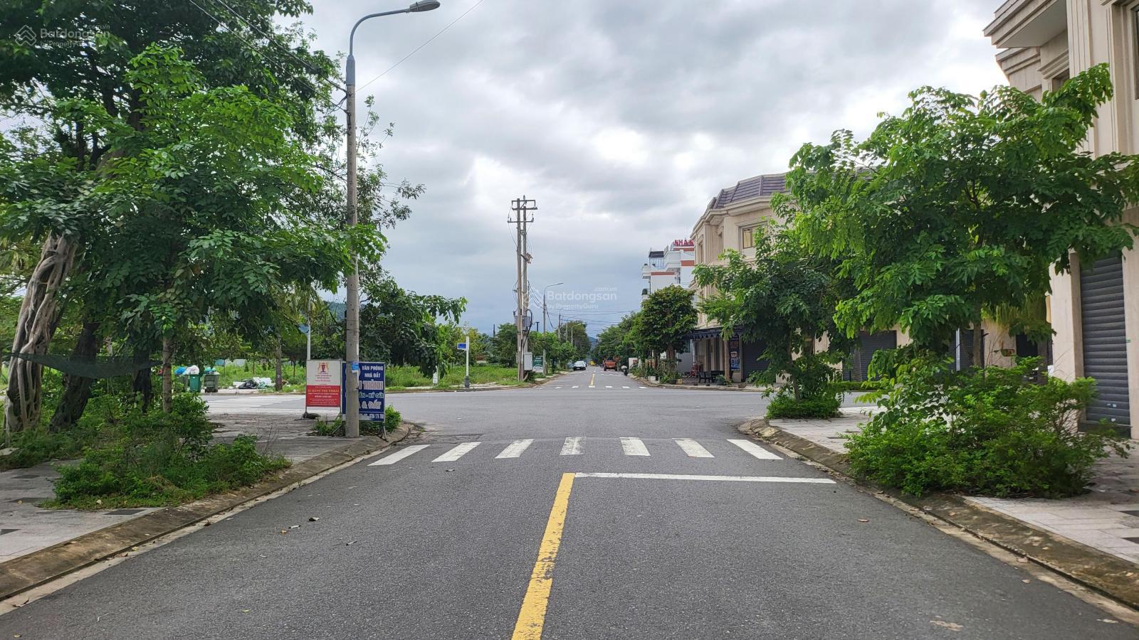 Bán đất đẹp xuất sắc tại Trần Văn Quế, 4.7 tỷ, 100m2 kẹp cống .sát 9 tòa chung cư đang xây.