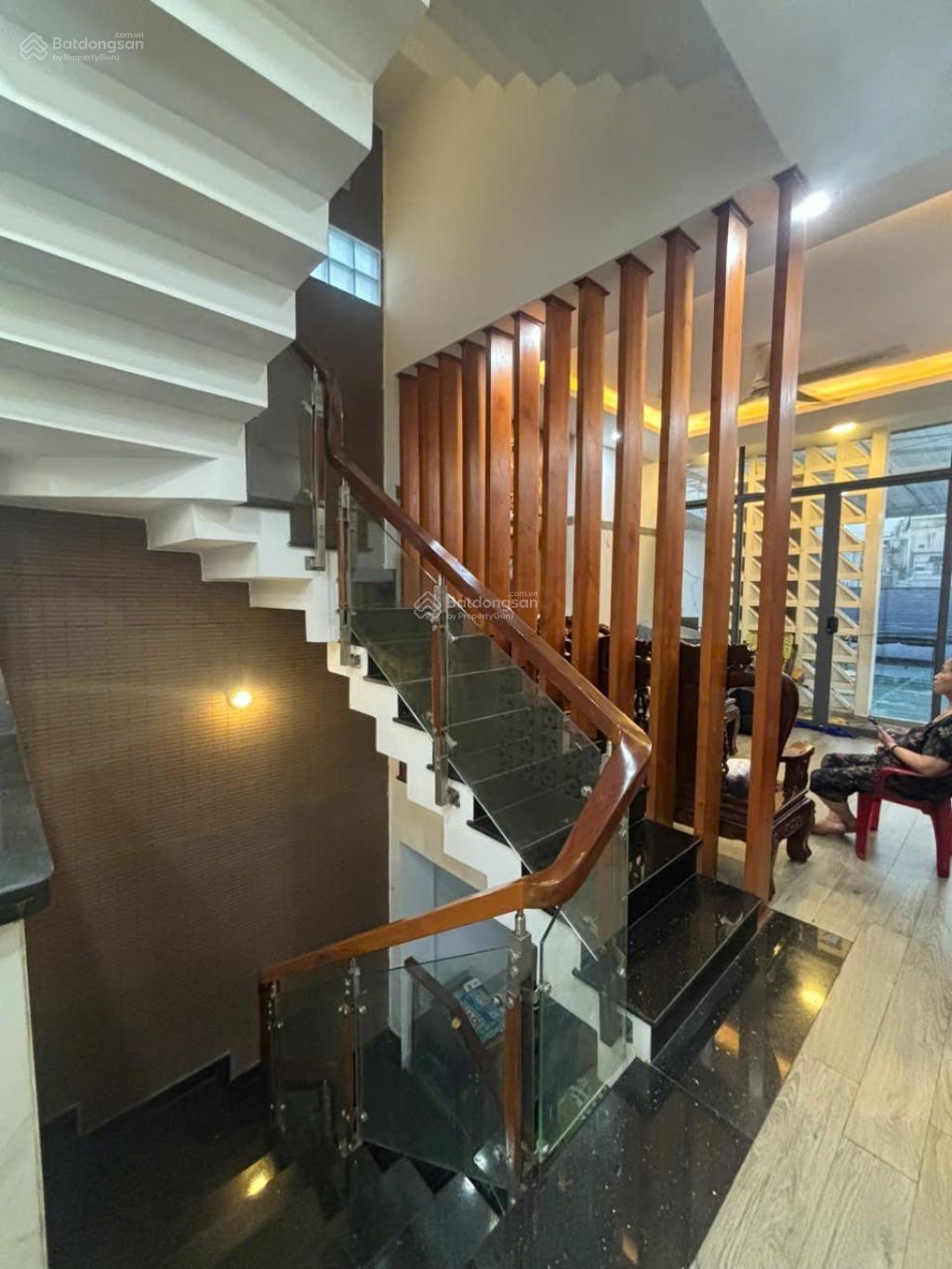 Nhà 5 tầng 4m x 20m. KD sầm uất nhất Nguyễn Văn Quá
