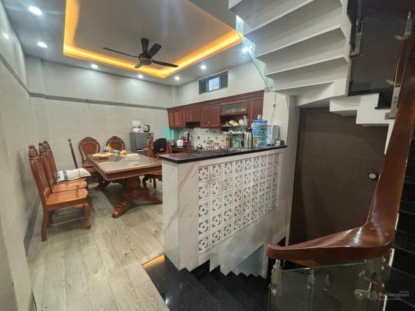 Nhà 5 tầng 4m x 20m. KD sầm uất nhất Nguyễn Văn Quá