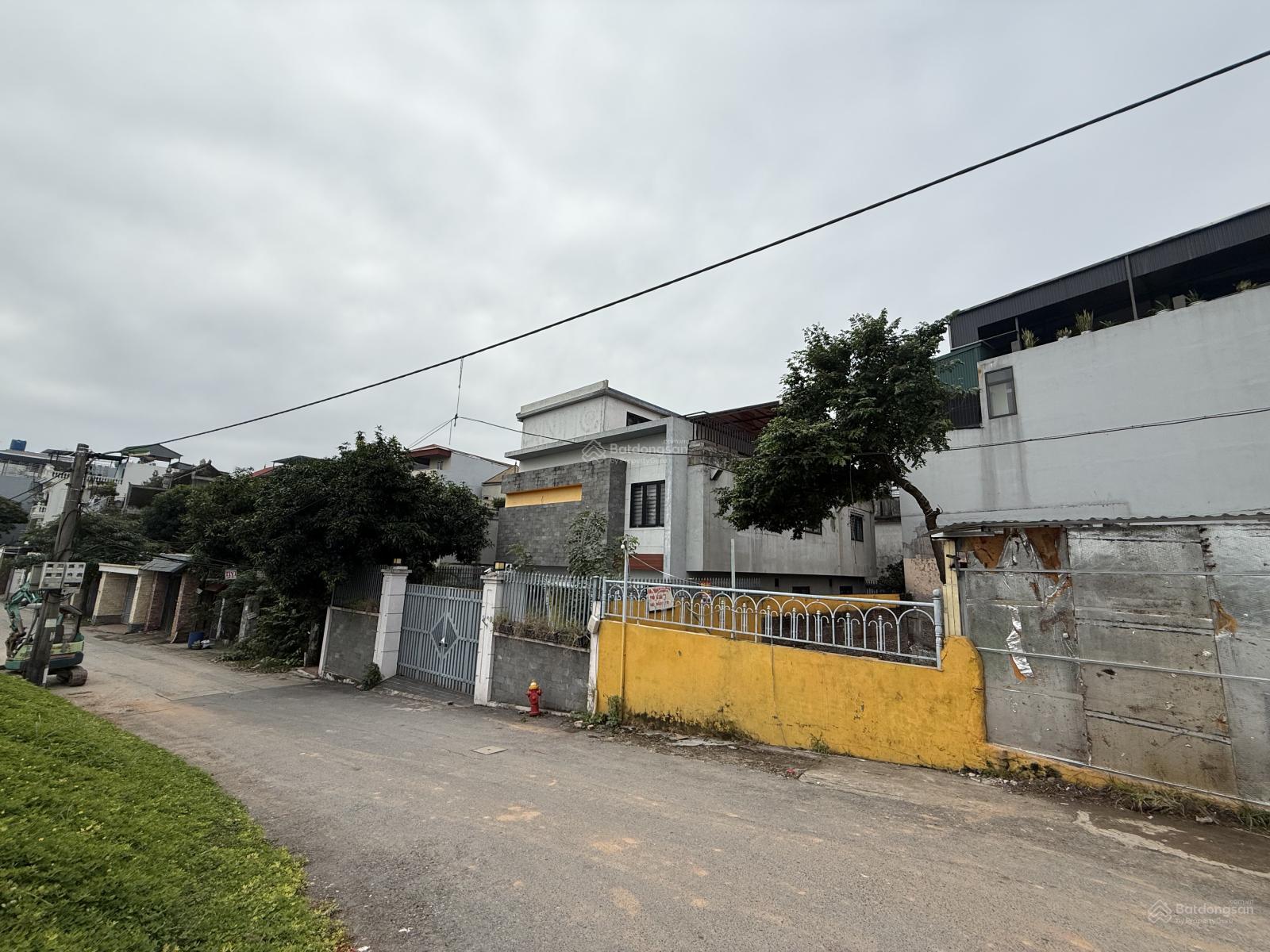 Cho thuê nhà mp Ngọc Thuỵ Long Biên, 320 m2 3 tầng có điều hoà, mt 12 mét. Giá 39 triệu. Cho thuê nhà mp Ngọc Thuỵ Long Biên, 320 m2 3 tầng có điều hoà, mt 12 mét. Giá 39 triệu.