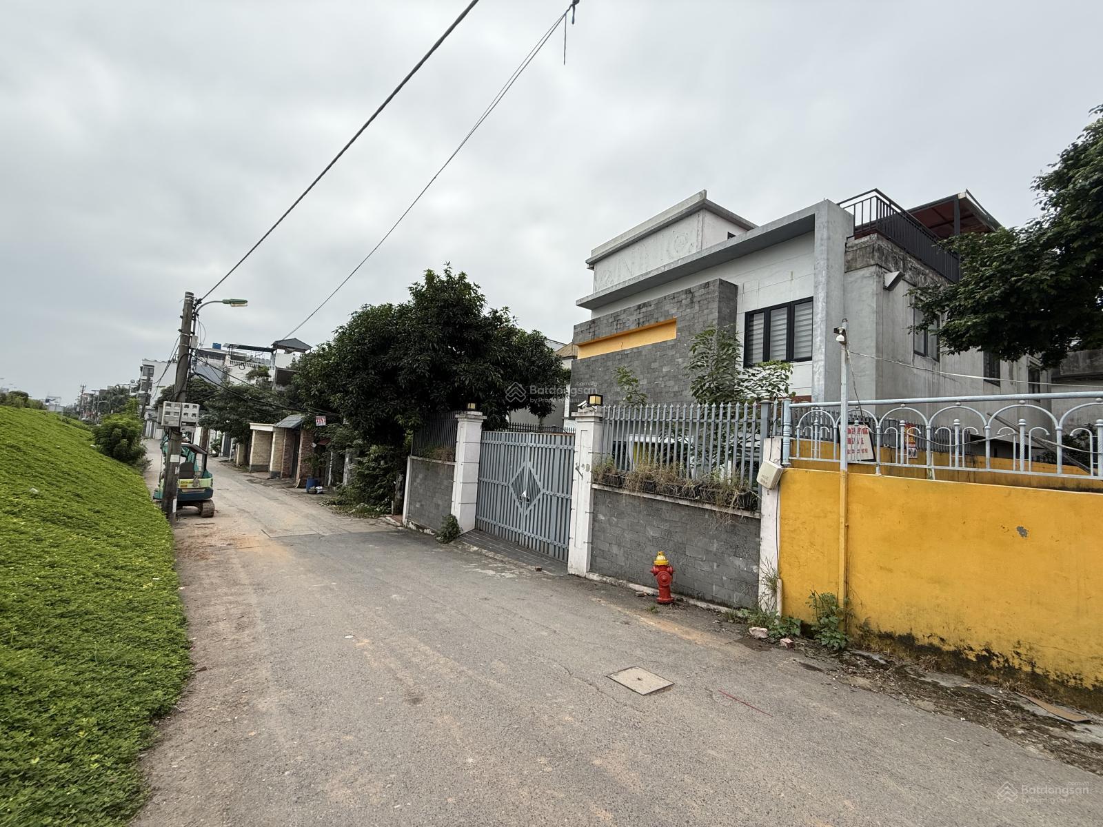 Cho thuê nhà mp Ngọc Thuỵ Long Biên, 320 m2 3 tầng có điều hoà, mt 12 mét. Giá 39 triệu. Cho thuê nhà mp Ngọc Thuỵ Long Biên, 320 m2 3 tầng có điều hoà, mt 12 mét. Giá 39 triệu.