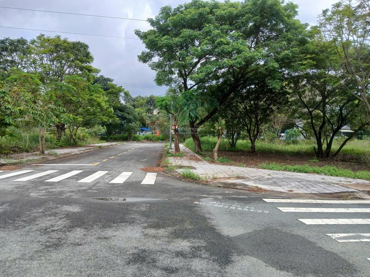 Bán gấp lô Sổ Đỏ, Góc 2 mặt tiền DT 200m2 hướng Đông Nam giá rẻ đầu tư chỉ 80 tr m2