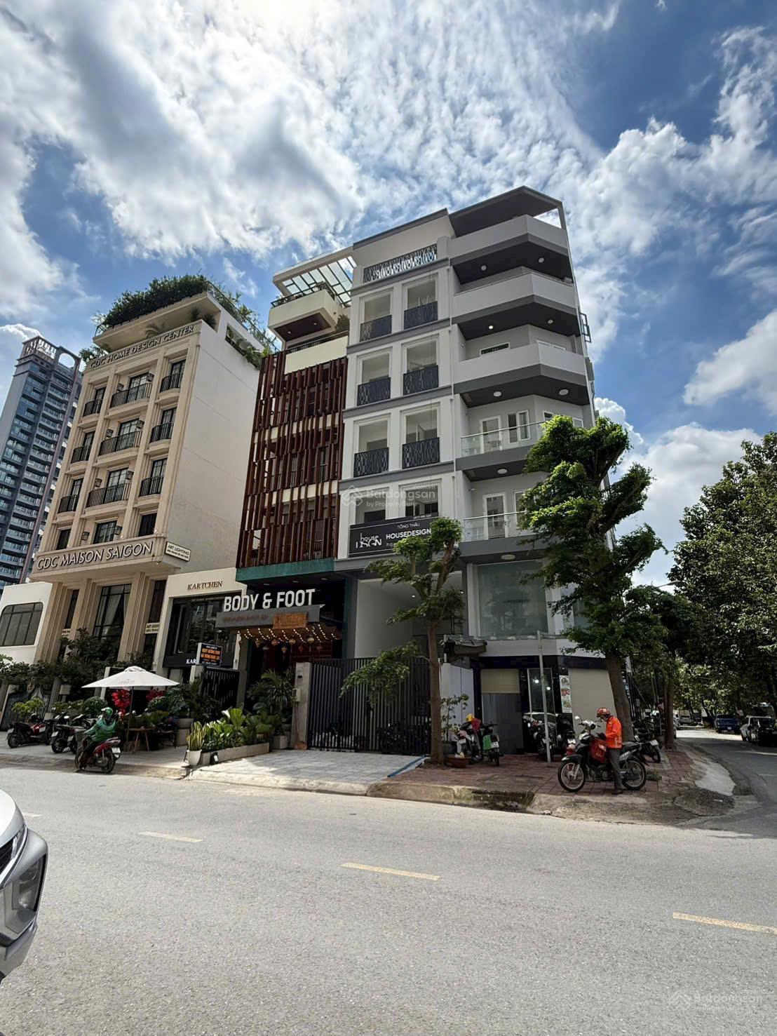 Kẹt tiền bán gấp nhà mặt tiền Ngô Quyền, Quận 5. DT 4.2x24m, 8 tầng thang máy, giá chỉ 23 tỷ