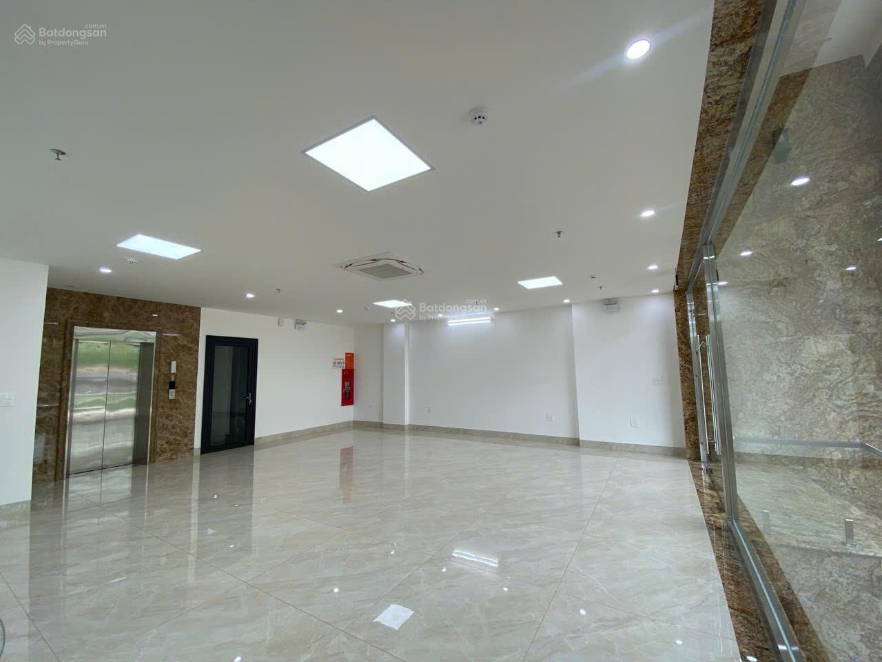 Cho thuê nhà mặt phố Phạm Văn Đồng, 49 triệu VND, 80m2x6T, mt 20m, view đẹp, hàng hiếm tại Cầu Giấy