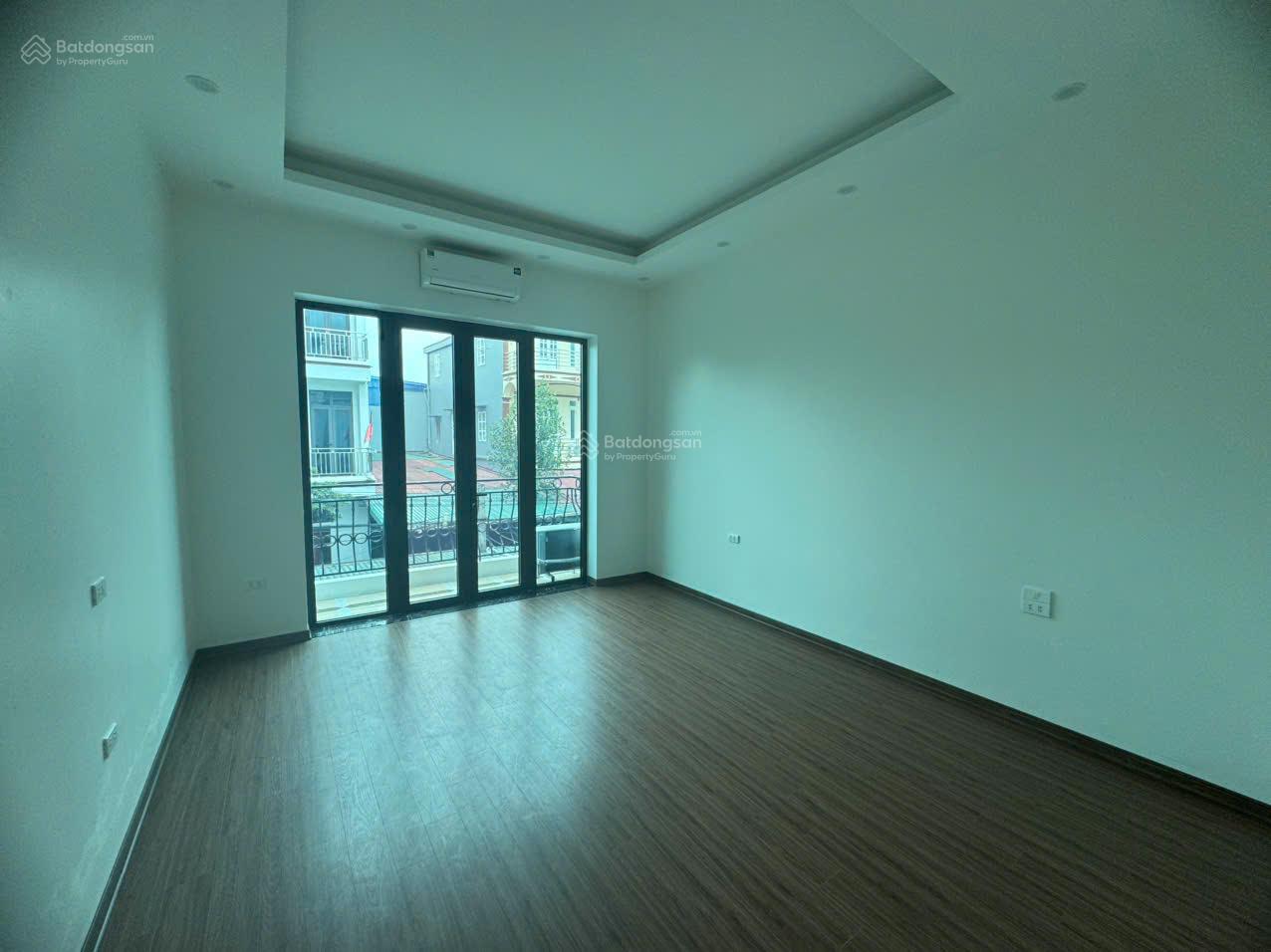 Chính chủ em cần bán nhà 3 tầng, đường thông, ô tô vào đất Chính chủ em cần bán nhà 3 tầng, đường thông, ô tô vào đất