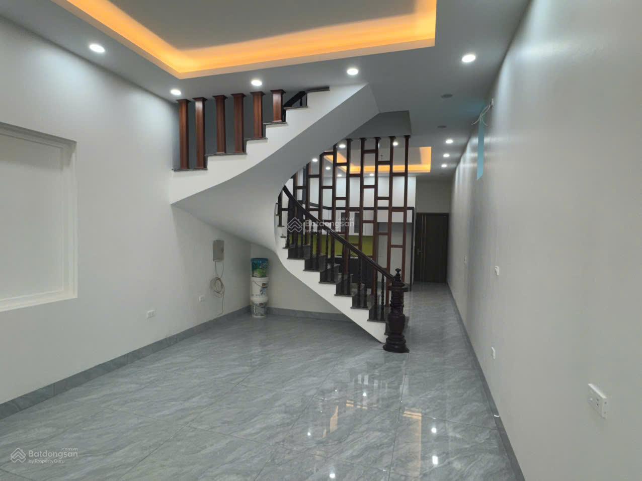 Chính chủ em cần bán nhà 3 tầng, đường thông, ô tô vào đất Chính chủ em cần bán nhà 3 tầng, đường thông, ô tô vào đất