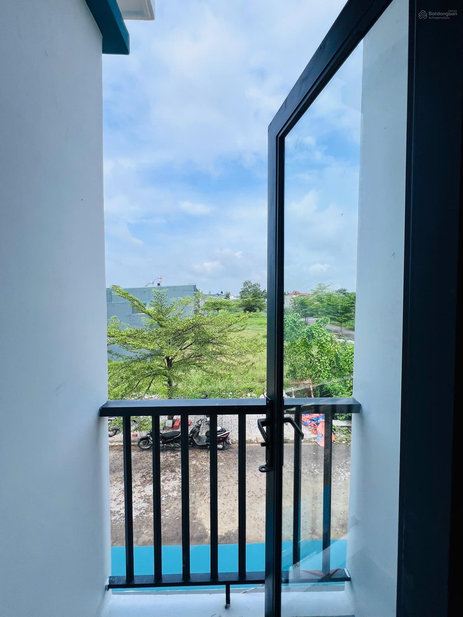 Nhà mới xây nhà gần chợ, Hóc Môn ngay KDC đông đúc, sổ hồng 4x12m, nhà đẹp y hình