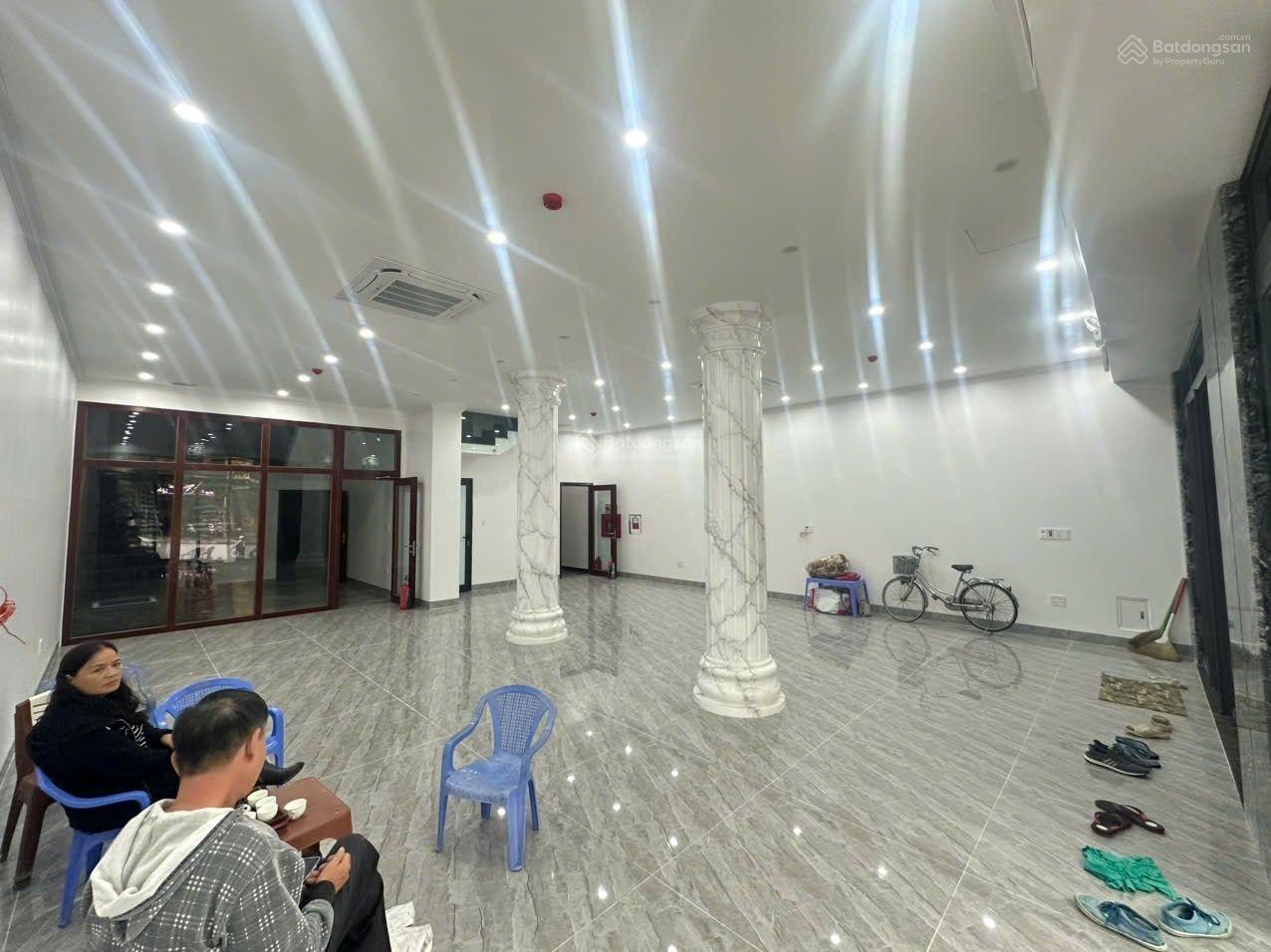 Cho thuê nhà mặt đường Văn Cao, mặt tiền 9m, dt 180m2, nhà 4 tầng mới thông sàn, có thang máy, PCCC