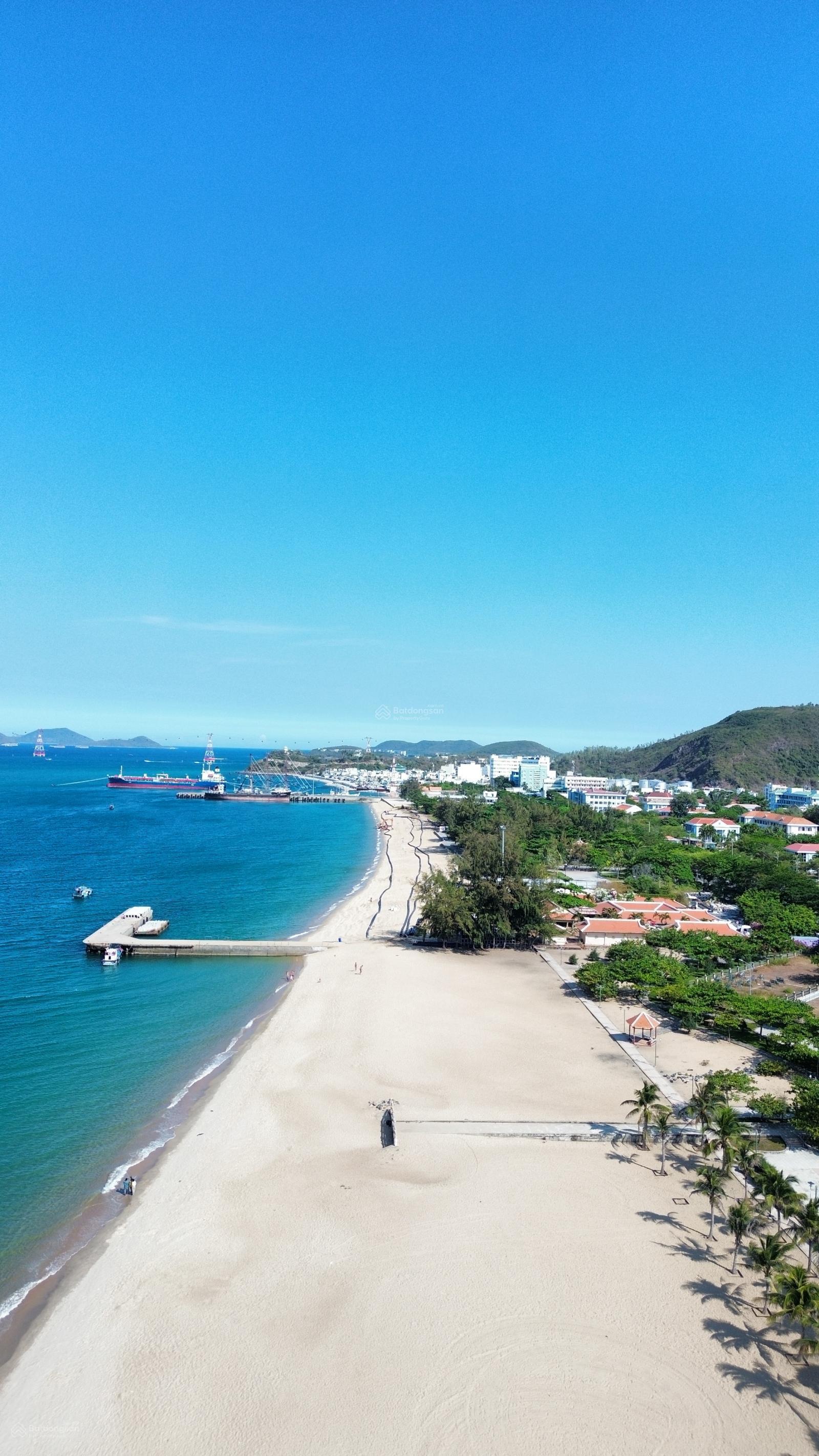 Bán khách sạn mới đang cho thuê lâu dài tại hẻm rộng 8 mét đường Dã Tượng, view biển, 42 phòng