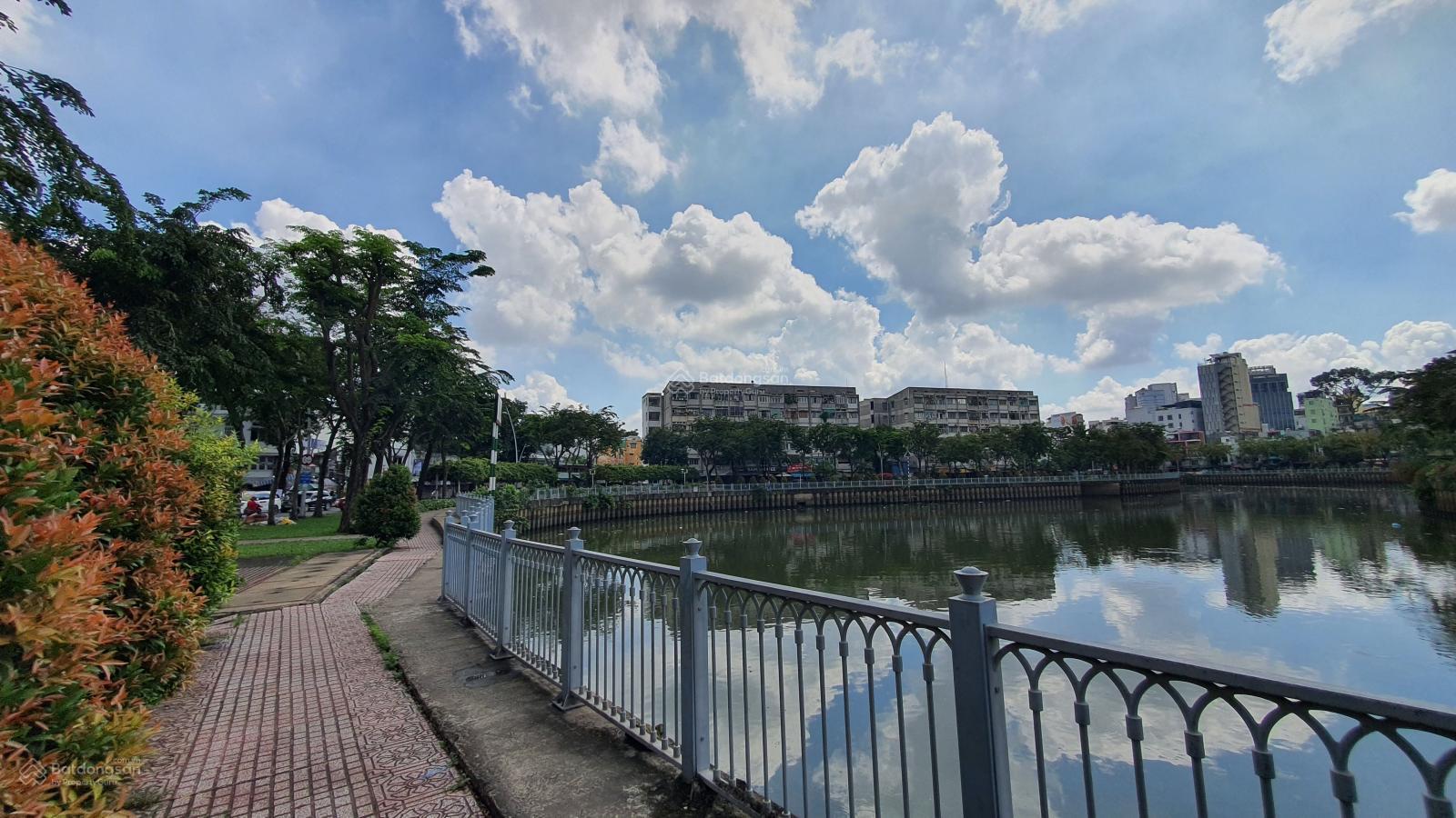 Biệt thự view sông, 2 mặt tiển xe ôtô, DT 155 m2, ngang 8 m, giá tốt.