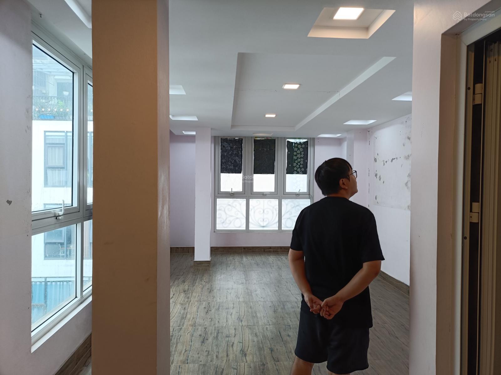 Cho thuê nhà Phú Diễn DT 60 m x 5 tầng mặt tiền 4m , thông sàn, điều hòa nóng lạnh lô góc nhà đẹp