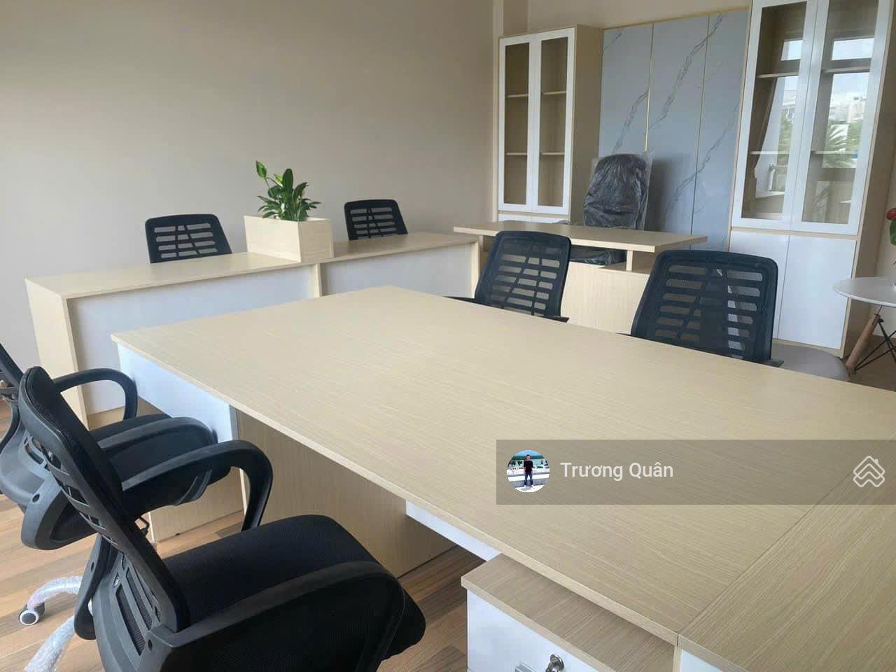 Cho thuê văn phòng full nội thất vào làm việc ngay, vị trí đẹp KĐT Vạn Phúc City giá 9 triệu/tháng.