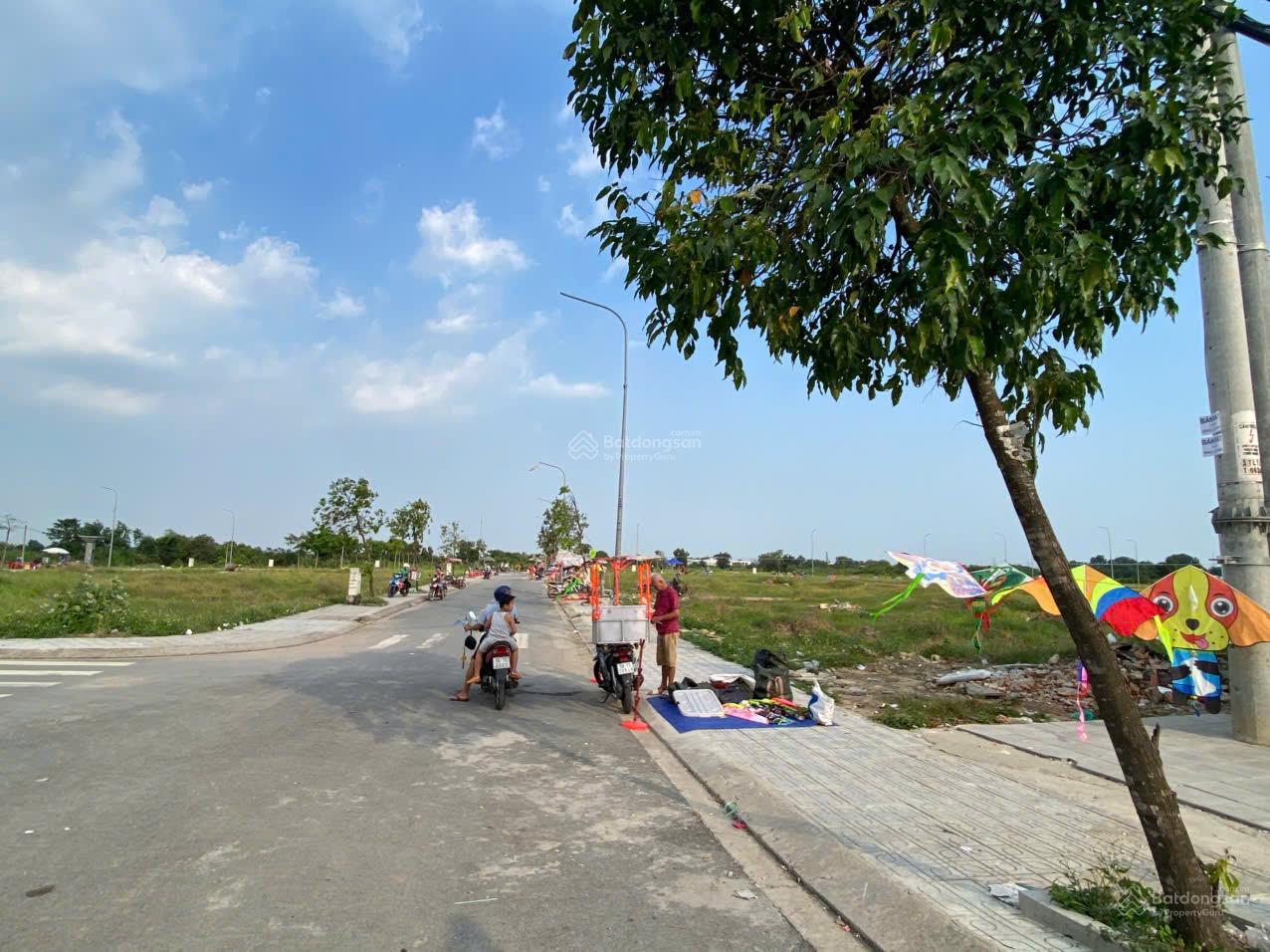 Bán lô mặt đường 11m, sổ hồng riêng cầm tay, tọa lạc mặt tiền TL15 ngay vòng xoay VĐ3 giáp Hóc Môn