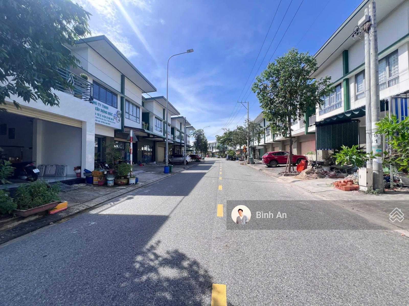 Bán căn góc giữa 1 trệt 1 lầu, 120m2 full thổ cư, trục đường đẹp nhất tại KĐT Oasis, giá 2.3 tỷ