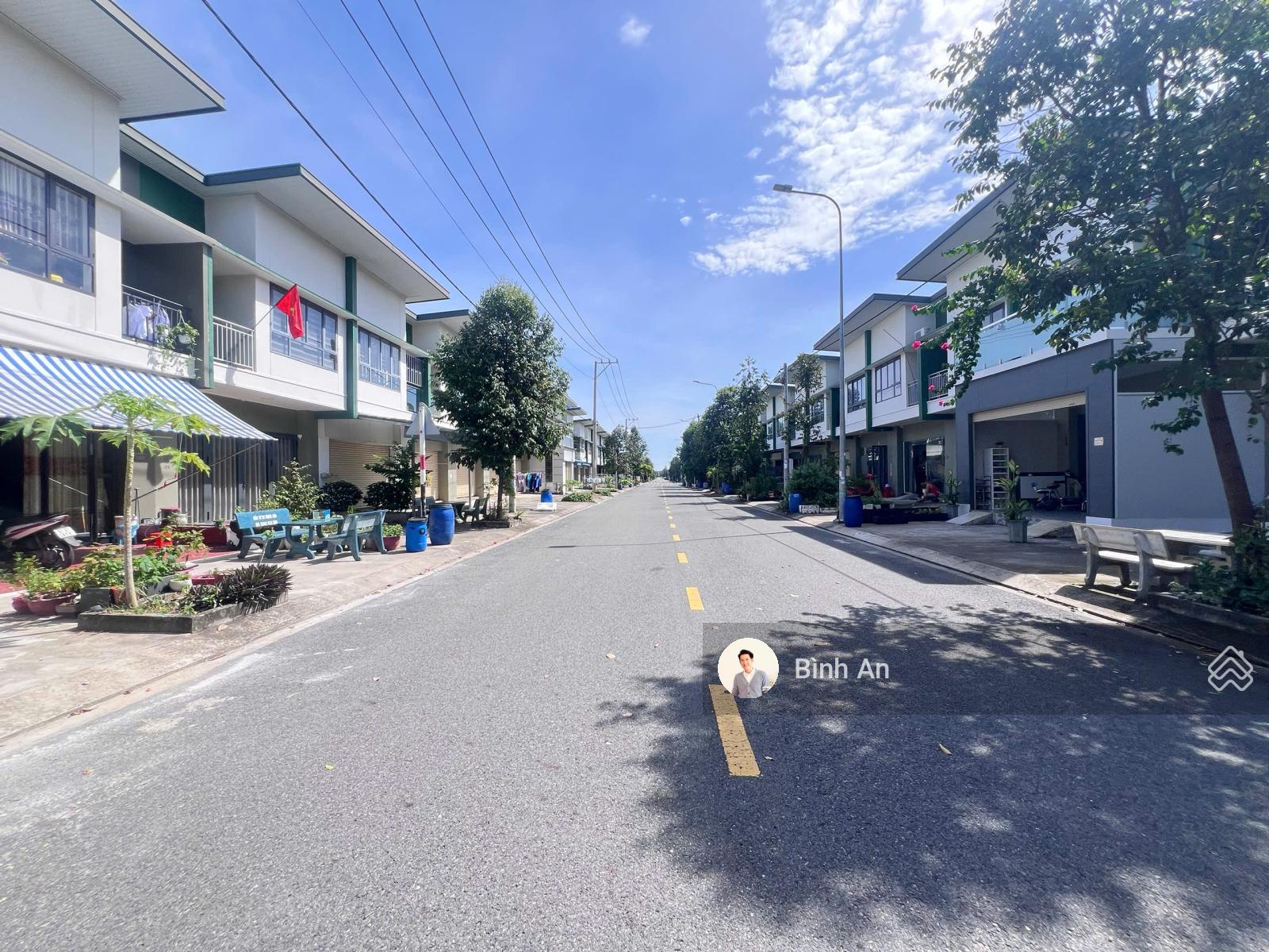 Bán căn góc giữa 1 trệt 1 lầu, 120m2 full thổ cư, trục đường đẹp nhất tại KĐT Oasis, giá 2.3 tỷ